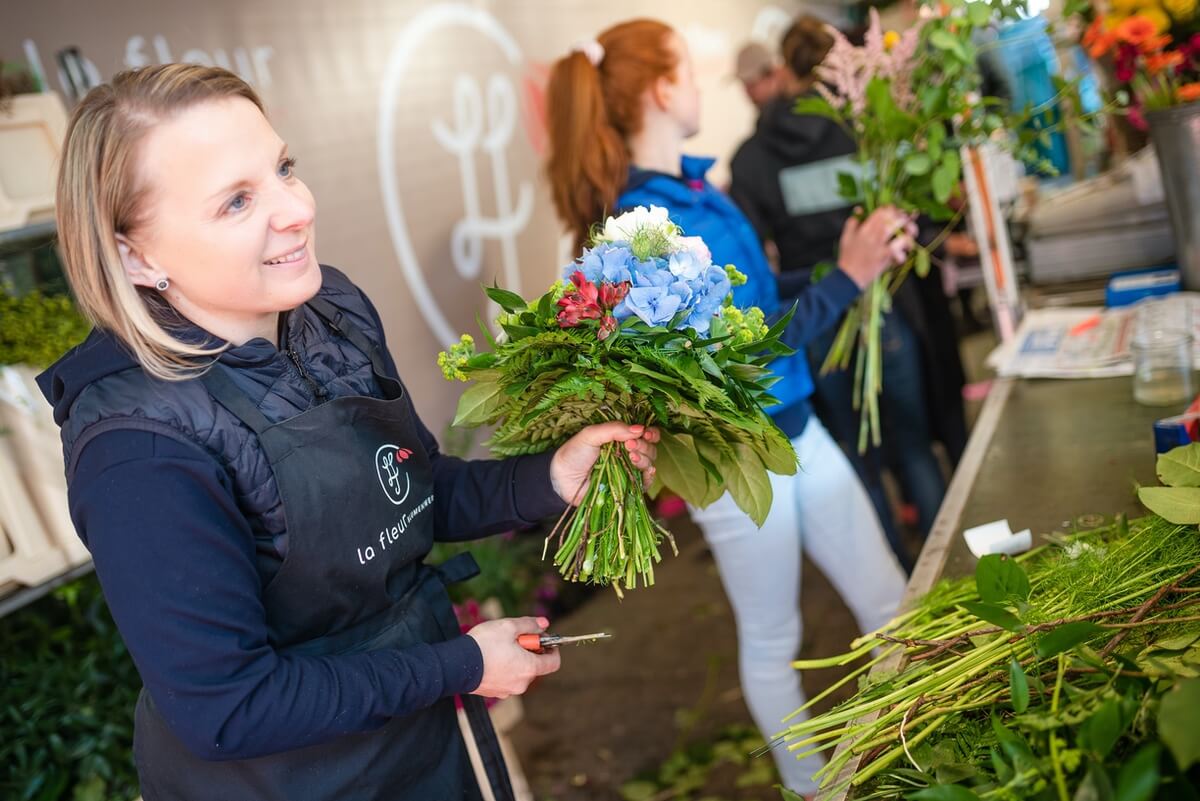 Doris Schultheiß bei Blumenbinden auf dem Ulmer-Wochenmarkt, am Fuße des Ulmer Münsters.